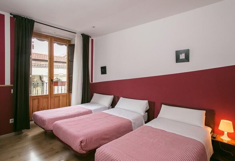 اتاق استاندارد سه تخته با سرویس بهداشتی مشترک, Hostal Abaaly