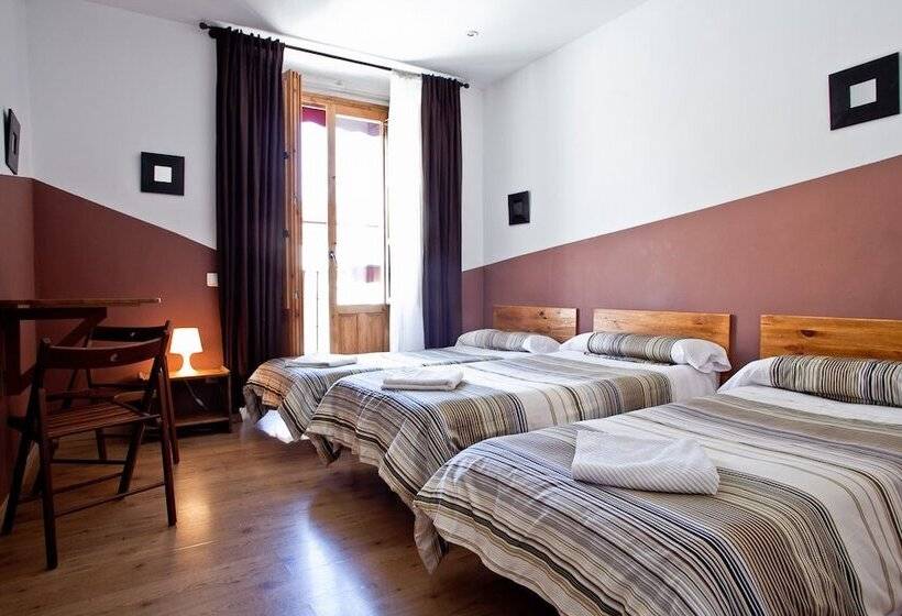 اتاق استاندارد سه تخته با سرویس بهداشتی مشترک, Hostal Abaaly