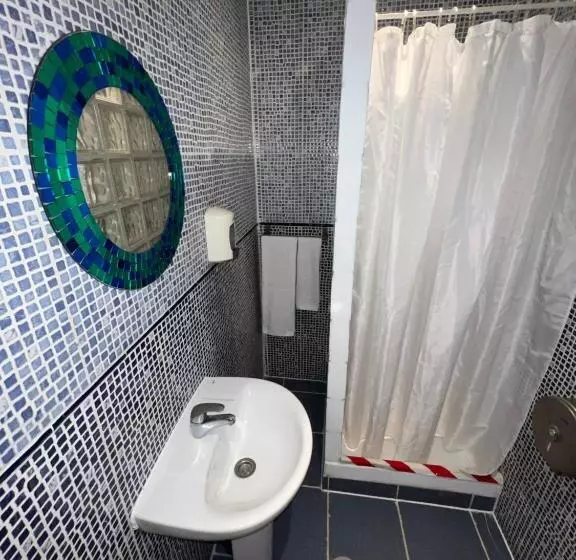 اتاق اکونومی با حمام مشترک, Hostal Abaaly
