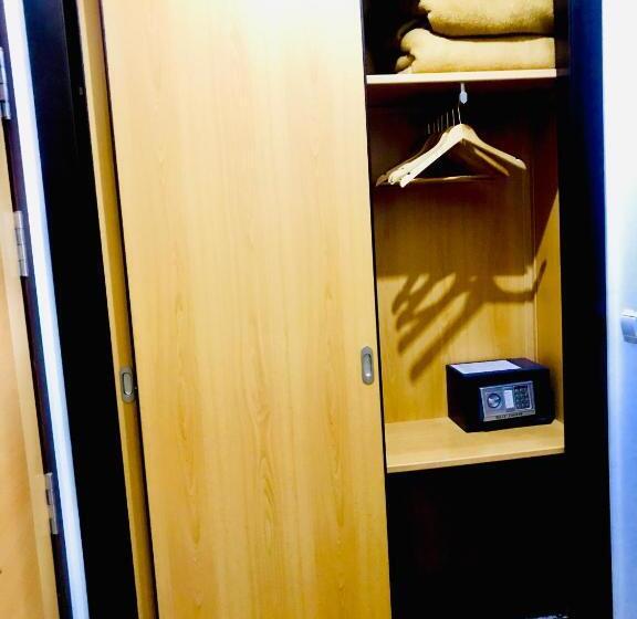 اتاق اکونومی, De Los Faroles