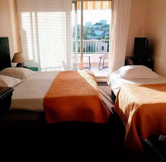 Standard Triple Room with Terrace, Hôtel Restaurant Brasilia