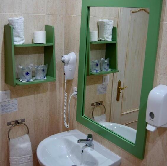 标准三人间, Puerta De Algadir