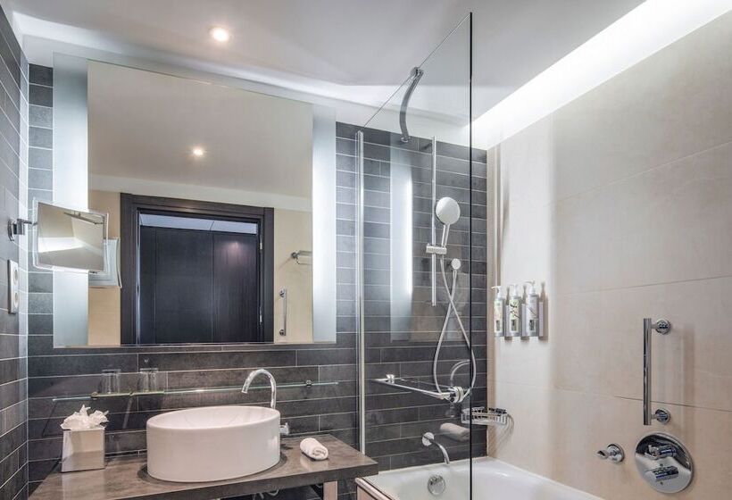 Номер Престиж, Renaissance Paris Arc De Triomphe