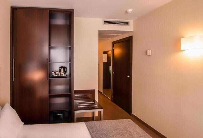 Номер Стандарт Трехместный, Sm Hotel Teatre Auditori