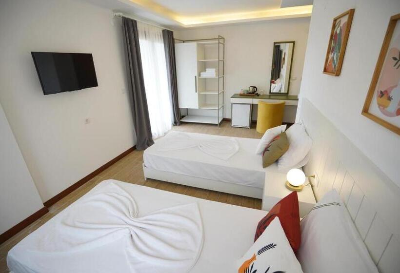 اتاق لوکس با بالکن, Mons Casa Boutique