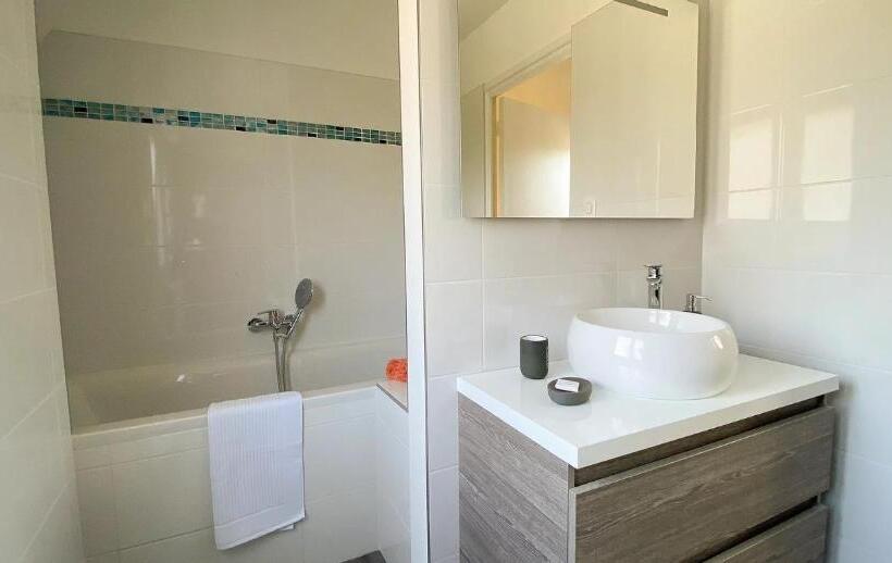 غرفة ديلوكس, Ty Menez