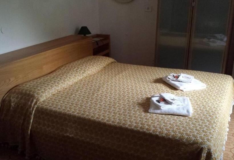 Economy Quadruple Room, Nouveau Mirabeau
