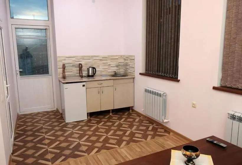 استودیوی استاندارد, Vanand Guest House