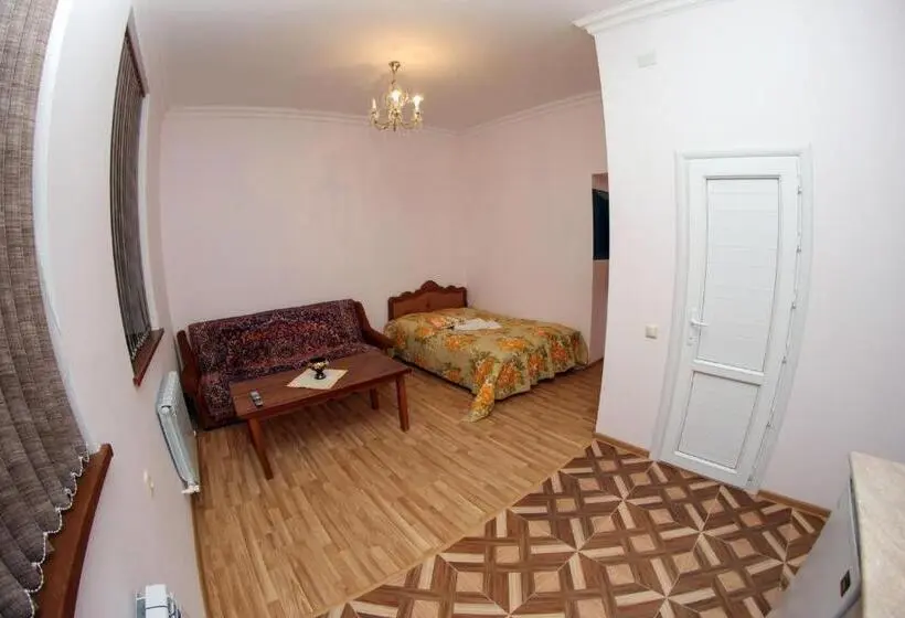 استودیوی استاندارد, Vanand Guest House