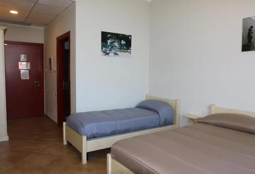 اتاق استاندارد سه نفره, Student's Hostel Parma