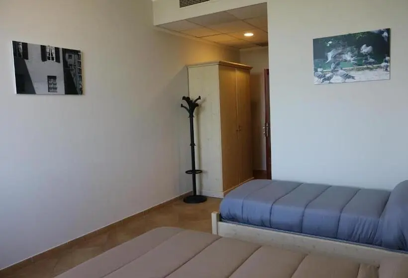 اتاق استاندارد سه نفره, Student's Hostel Parma