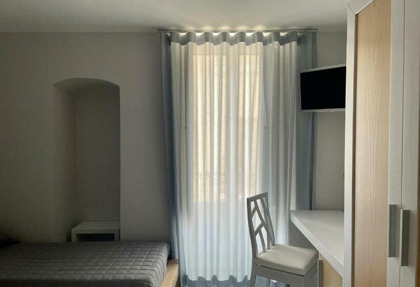 חדר סטנדרט לשלושה, Manzoniquattro