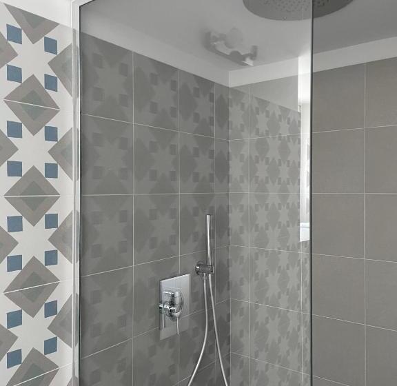 חדר סטנדרט לארבעה, Manzoniquattro