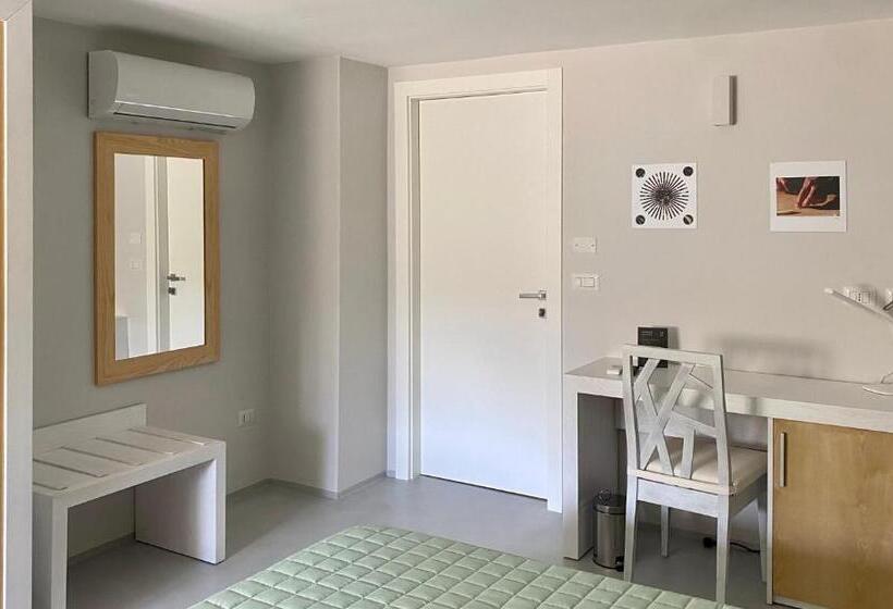 חדר סטנדרט לארבעה, Manzoniquattro