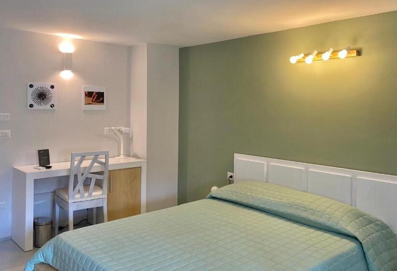 חדר סטנדרט לארבעה, Manzoniquattro