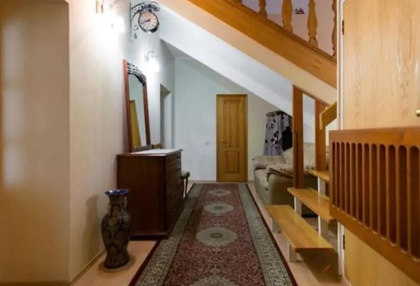 اتاق استاندارد با چشم‌انداز کوهستان, Guest House On Maksimova 9