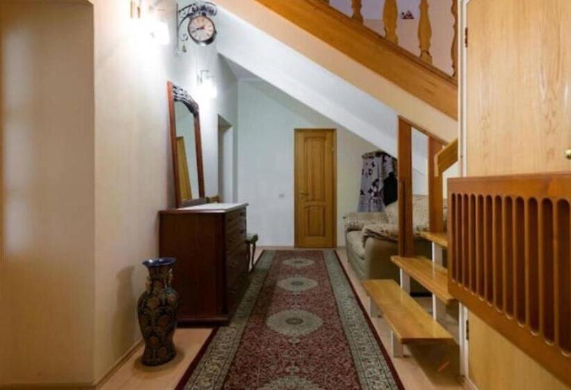 اتاق استاندارد با چشم‌انداز باغ, Guest House On Maksimova 9