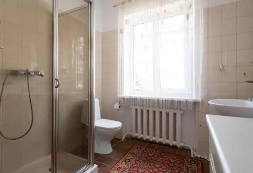 چادر با خدمات رفاهی استاندارد, Guest House On Maksimova 9