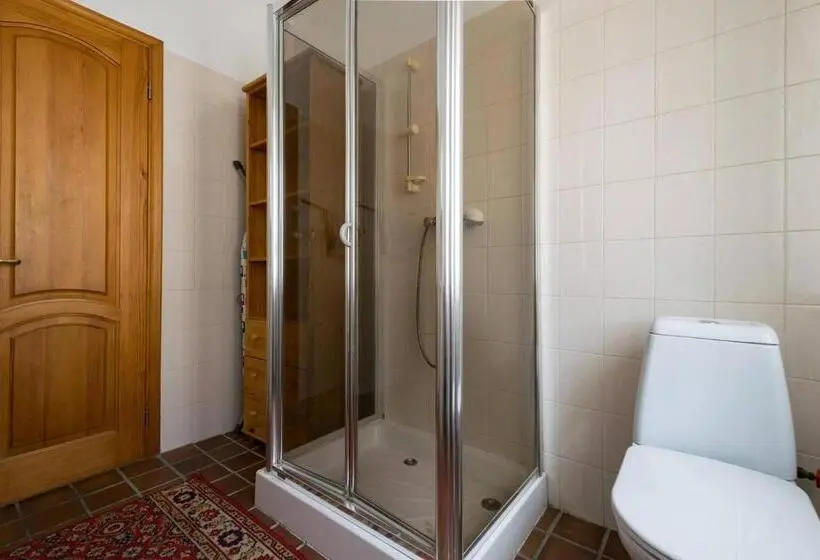 چادر با خدمات رفاهی استاندارد, Guest House On Maksimova 9