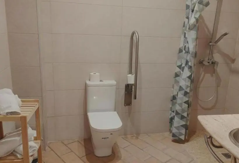 Standard-invahuone, Hostal Poeta Machado