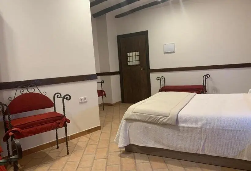 Standard-invahuone, Hostal Poeta Machado