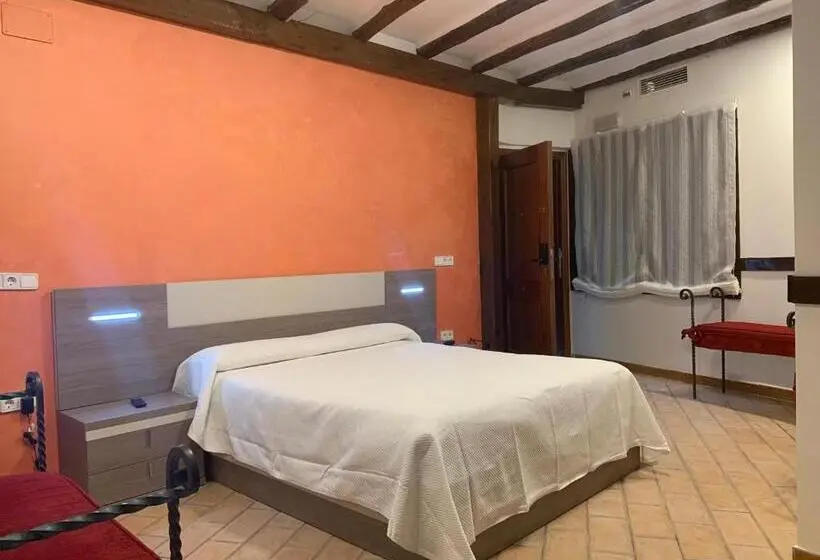 Standard-invahuone, Hostal Poeta Machado