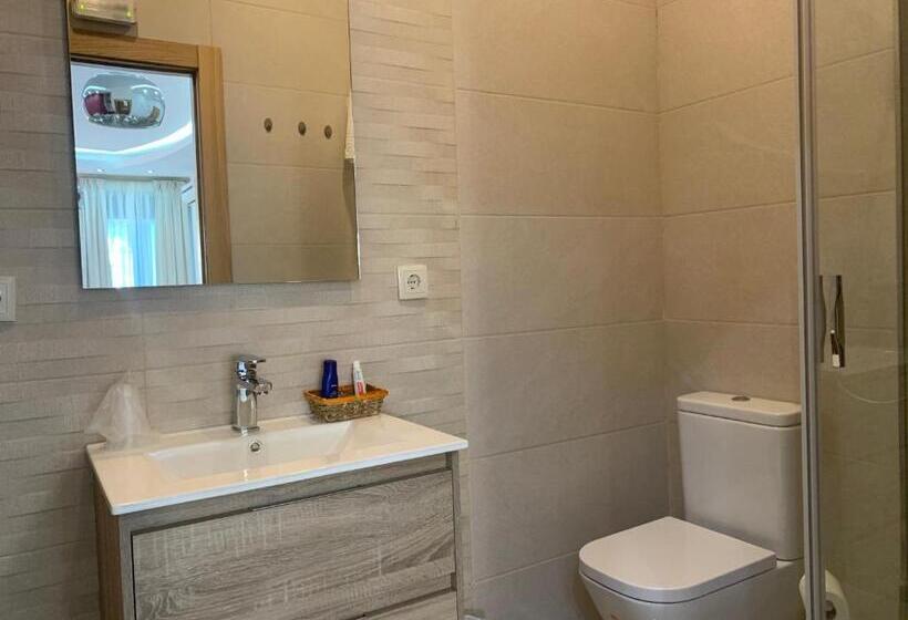 스탠다드 트리플 룸, Hostal Poeta Machado