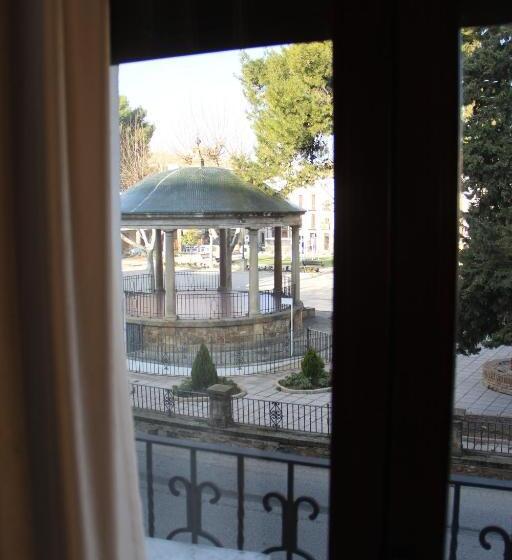 스탠다드 트리플 룸, Hostal Poeta Machado