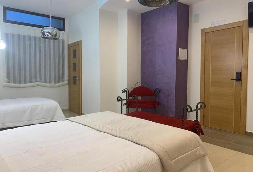 Трехместный Номер Комфорт, Hostal Poeta Machado