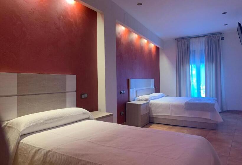 Четырехместный Номер Deluxe, Hostal Poeta Machado
