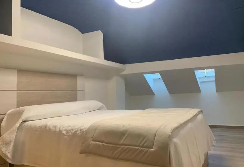 Deluxe Neljän Hengen Huone, Hostal Poeta Machado