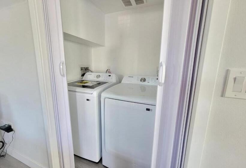 خانه 4 خوابه, Stayspro   Hollywood Homes Minutes To Everything Spacious And Free Parking
