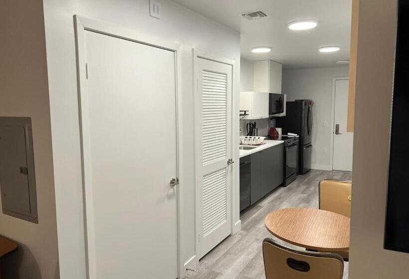 Студия Стандарт, Stayspro   Hollywood Homes Minutes To Everything Spacious And Free Parking