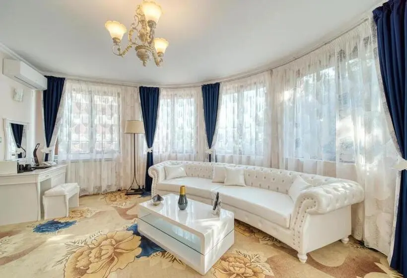 スタンダードスタジオ, Residence Konstantina Palace