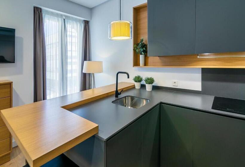 استودیوی سوپریور, Aquitania Home Suites