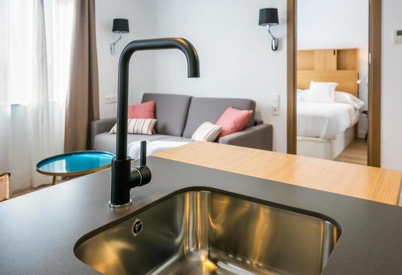 1 Bedroom Penthouse Apartment, Aquitania Home Suites