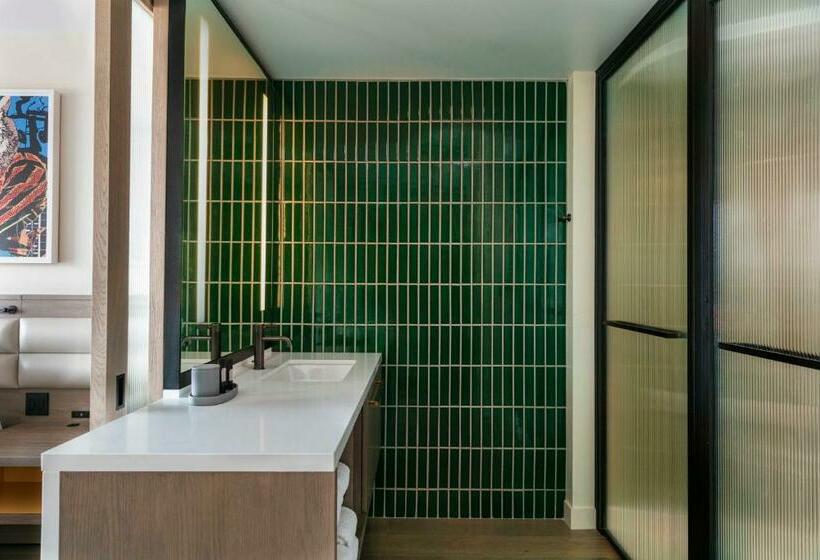 חדר סטנדרט עם מיטת קווין, W Nashville