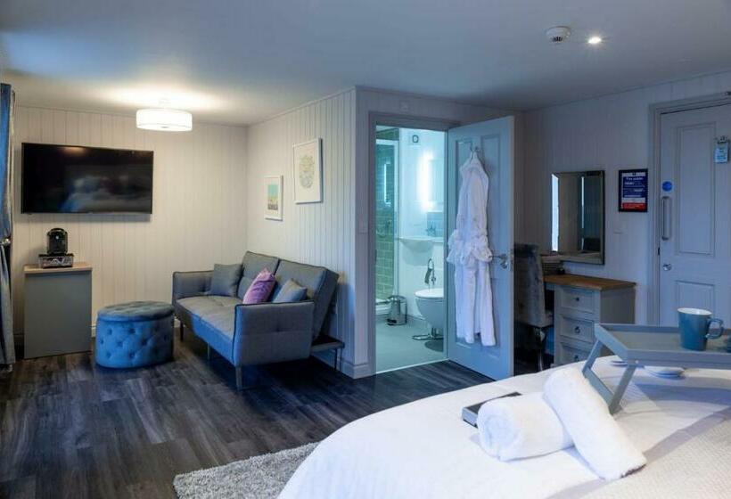 اتاق خانوادگی با چشمانداز جانبی دریا, The Three Crowns B&b