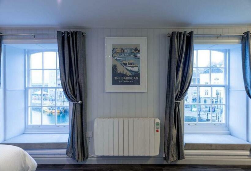 اتاق خانوادگی با چشمانداز جانبی دریا, The Three Crowns B&b