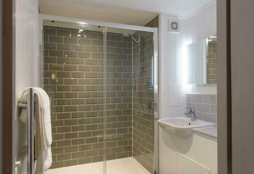 اتاق خانوادگی با چشمانداز جانبی دریا, The Three Crowns B&b