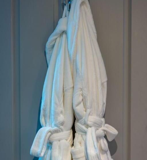 اتاق خانوادگی, The Three Crowns B&b