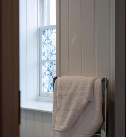 اتاق استاندارد با تخت بزرگ, The Three Crowns B&b