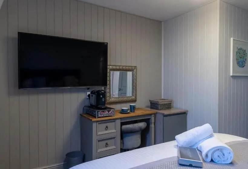 اتاق استاندارد با تخت بزرگ, The Three Crowns B&b