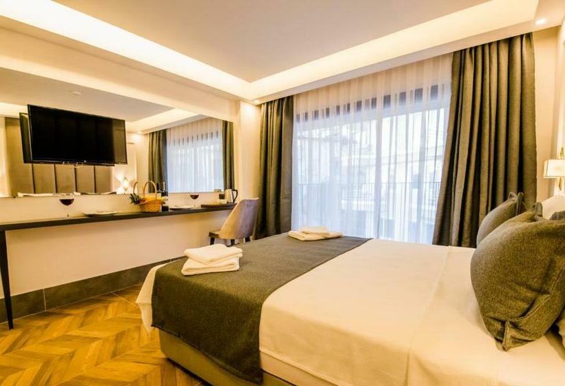 חדר דלוקס לשלושה, Fly Inn