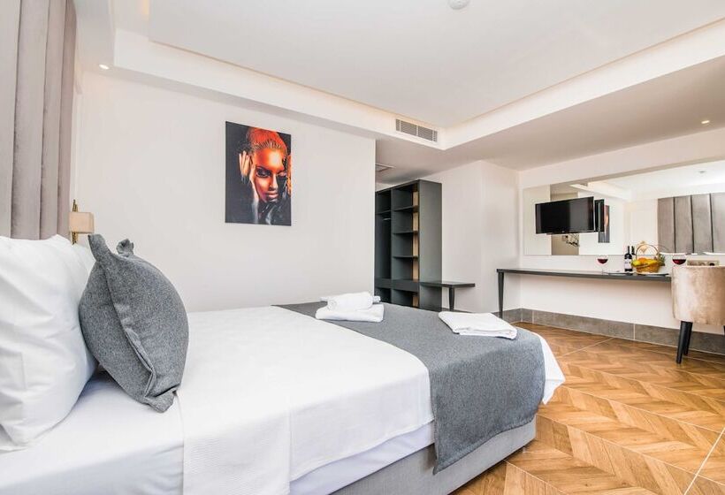 חדר דלוקס לשלושה, Fly Inn