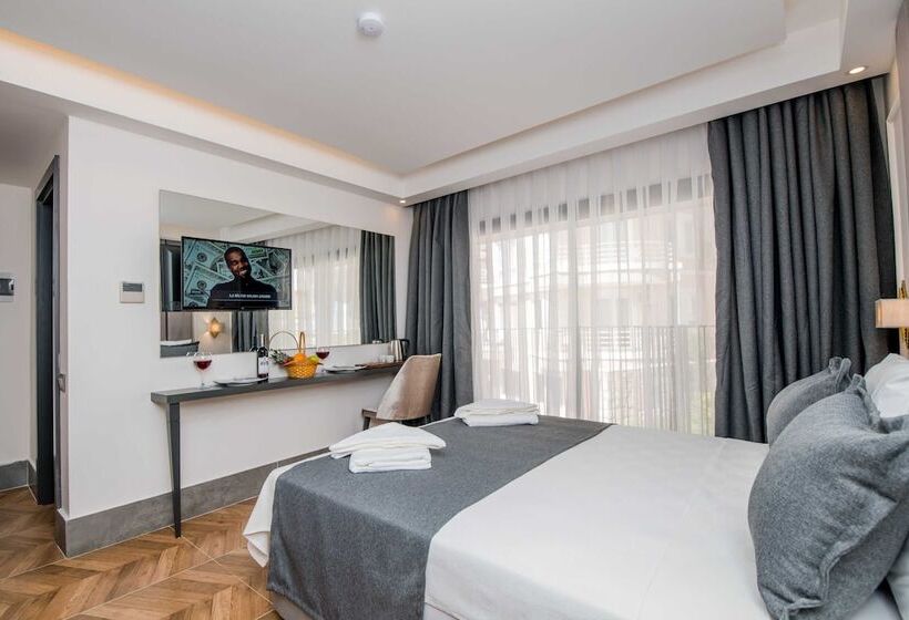 חדר דלוקס לשלושה, Fly Inn