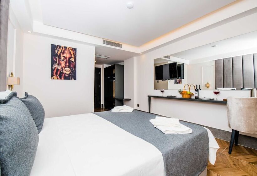 חדר דלוקס לשלושה, Fly Inn