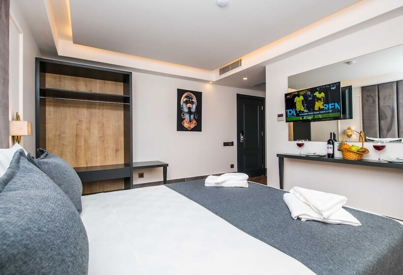 חדר דלוקס לשלושה, Fly Inn