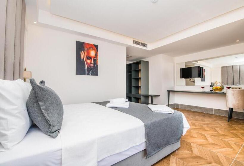 חדר דלוקס לשלושה, Fly Inn