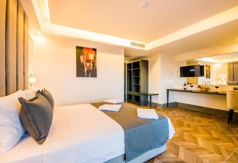 חדר דלוקס לשלושה, Fly Inn